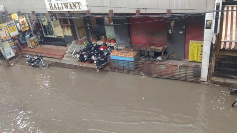 वाराणसी में बारिश से पारा गिरा, गंगा चेतावनी बिंदु पार