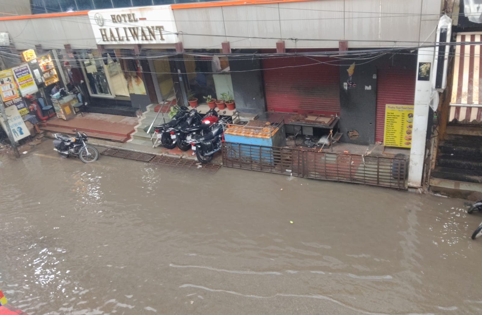 वाराणसी में बारिश से पारा गिरा, गंगा चेतावनी बिंदु पार