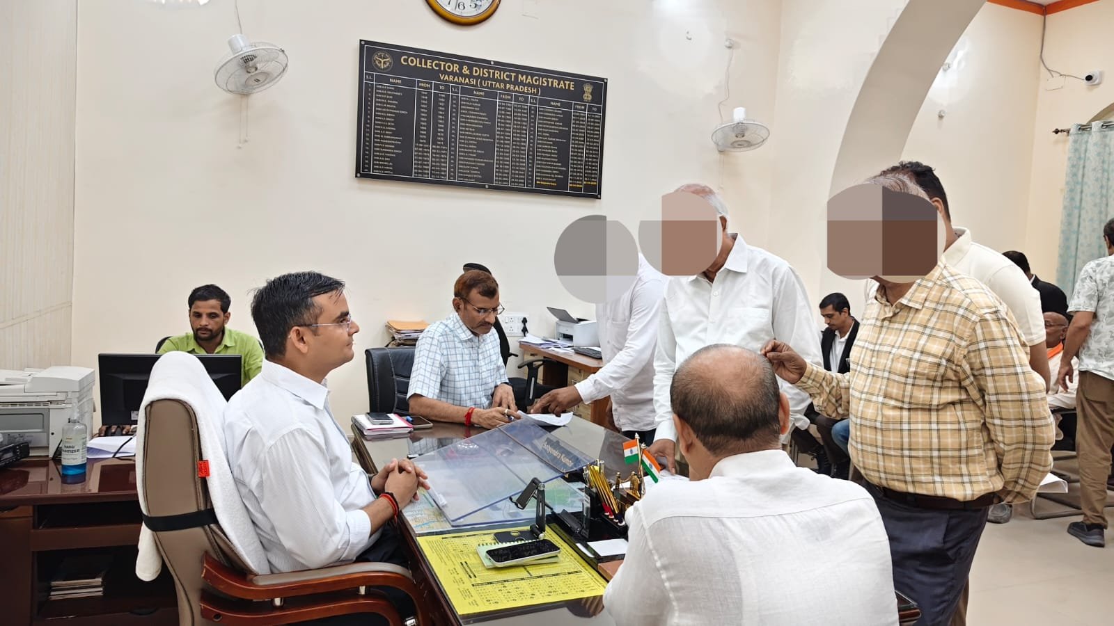 फरियादियों की शिकायतों पर डीएम सख्त
