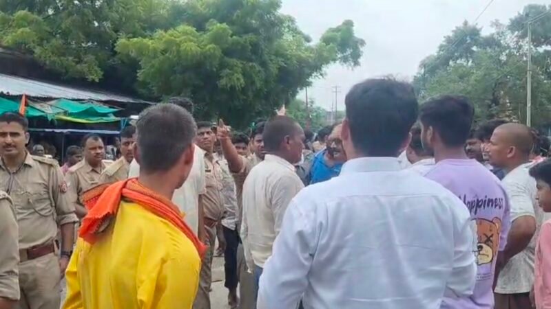 बालू लदे डंपर की चपेट में आने से स्कूली छात्रा की मौत, ग्रामीणों में आक्रोश