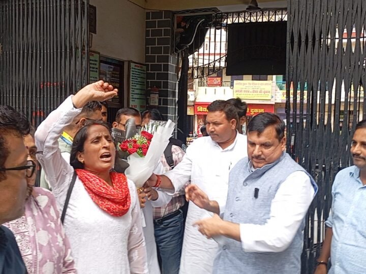 कोनिया के सरकारी स्कूल को लेकर संजय सिंह का सरकार पर हमला