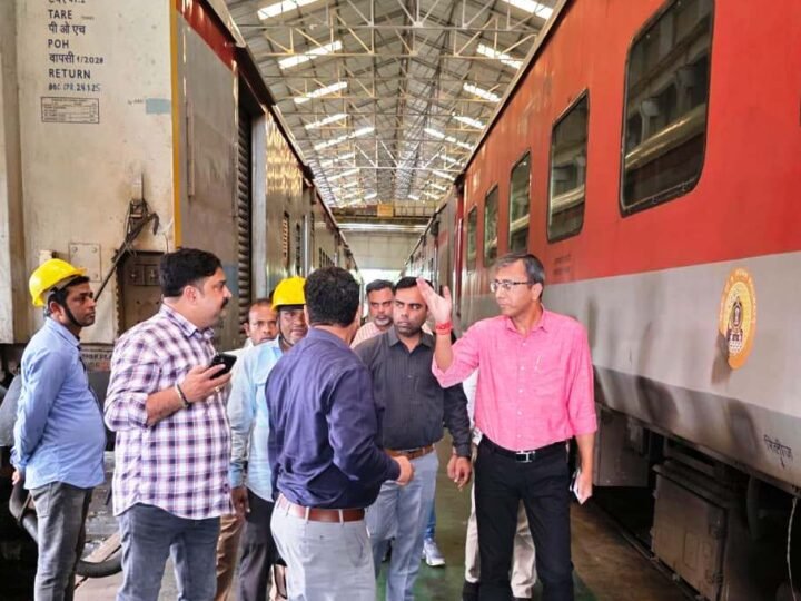 बनारस कोचिंग डिपो में सुरक्षा उपकरणों की जांच