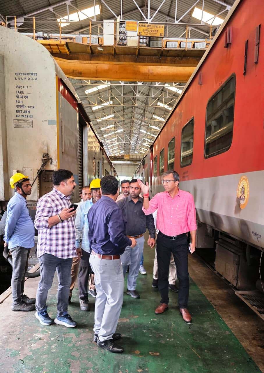 बनारस कोचिंग डिपो में सुरक्षा उपकरणों की जांच