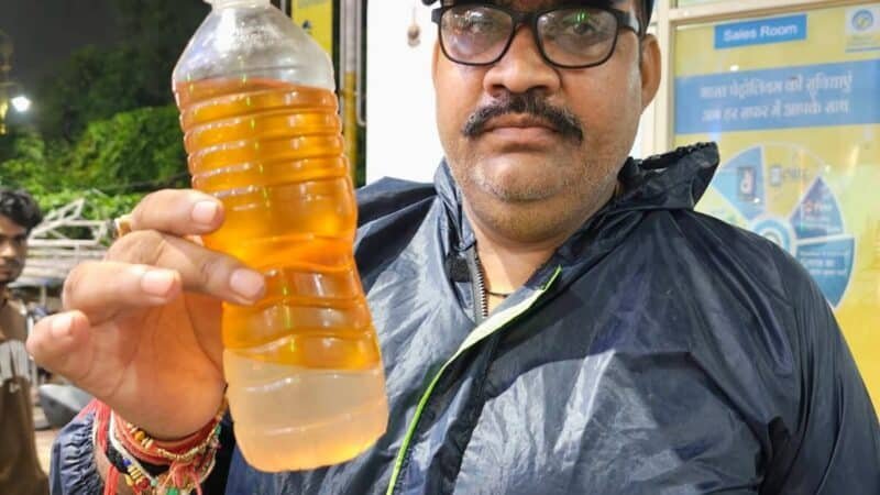 बीएचयू : कैंसर हॉस्पिटल के सामने पेट्रोल पंप पर पानी मिला पेट्रोल देने का आरोप