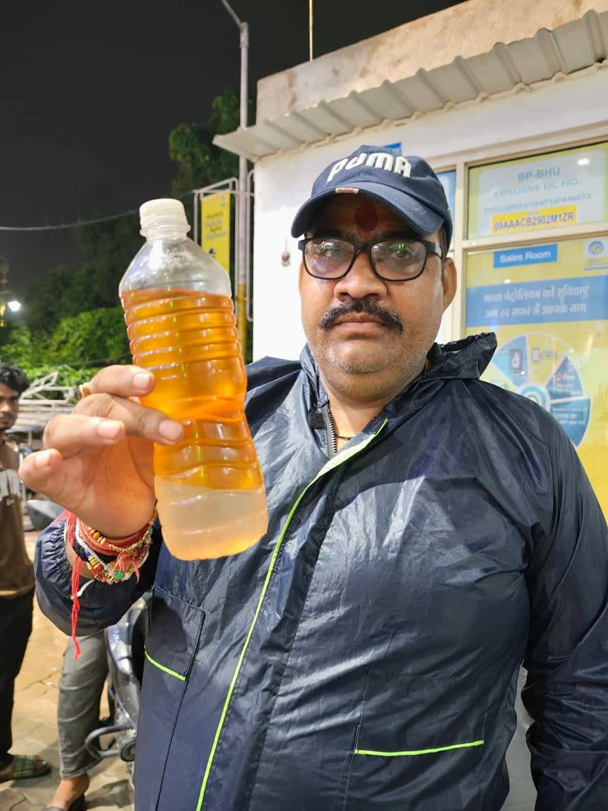 बीएचयू : कैंसर हॉस्पिटल के सामने पेट्रोल पंप पर पानी मिला पेट्रोल देने का आरोप