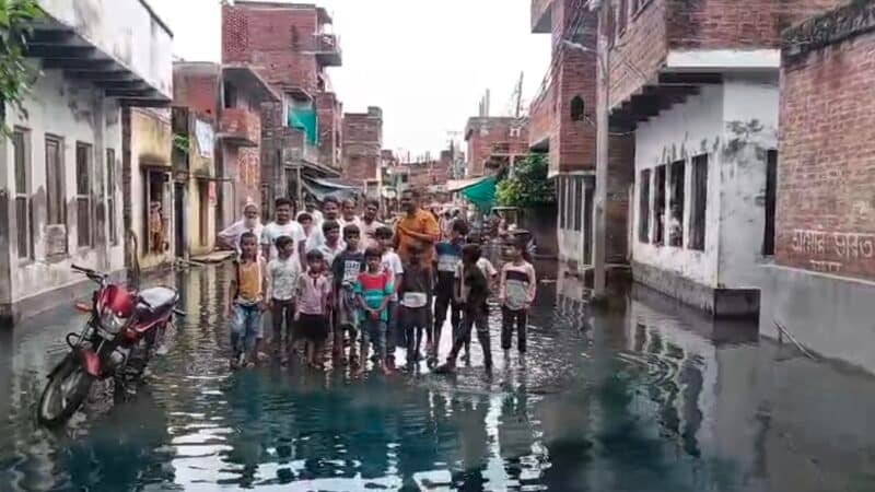 छह महीने से जलभराव से जूझ रहा बजरडीहा-जोल्हा दक्षिणी, गलियां बनीं तालाब