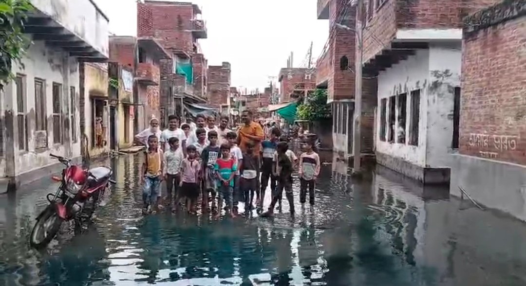 छह महीने से जलभराव से जूझ रहा बजरडीहा-जोल्हा दक्षिणी, गलियां बनीं तालाब