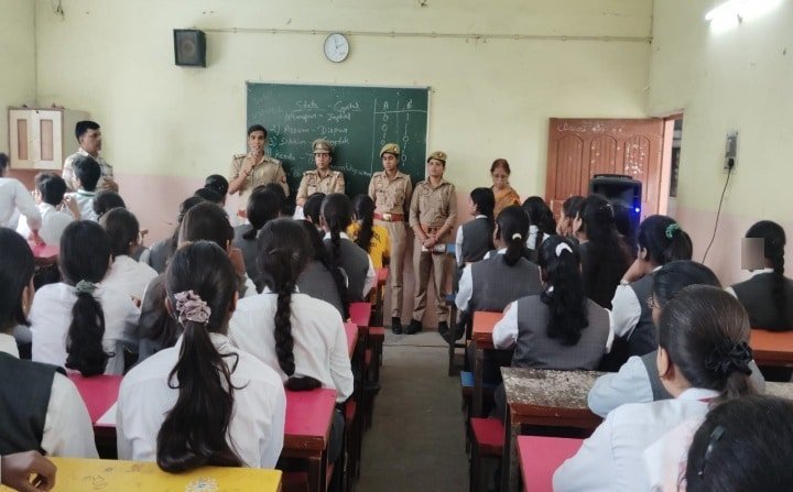 छात्र-छात्राओं को साइबर ठगी से बचाव, महिला सुरक्षा और हेल्पलाइन नंबरों की दी जानकारी