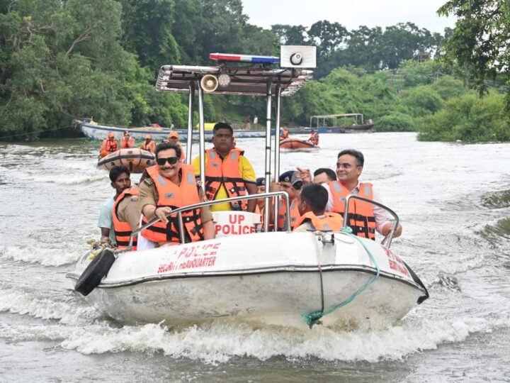 जिलाधिकारी और पुलिस आयुक्त  ने नमो घाट से पुराने पुल तक बाढ़  राहत शिविरों में परखीं व्यवस्थाएं