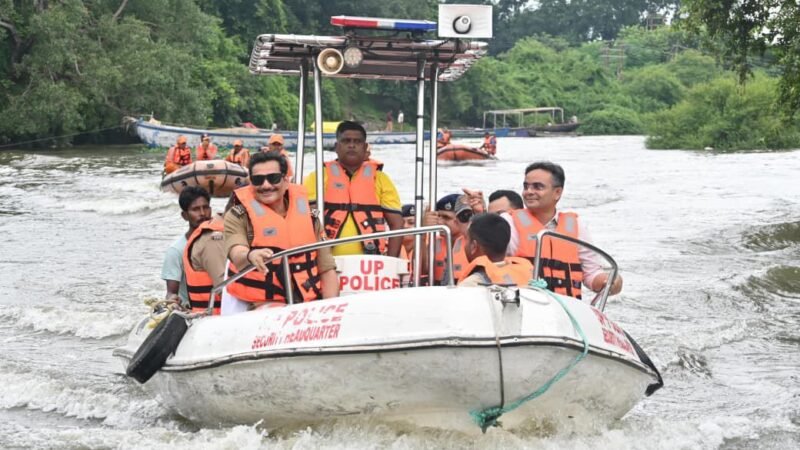 जिलाधिकारी और पुलिस आयुक्त  ने नमो घाट से पुराने पुल तक बाढ़  राहत शिविरों में परखीं व्यवस्थाएं
