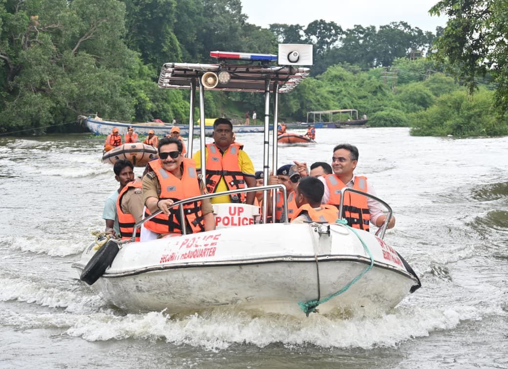 जिलाधिकारी और पुलिस आयुक्त  ने नमो घाट से पुराने पुल तक बाढ़  राहत शिविरों में परखीं व्यवस्थाएं