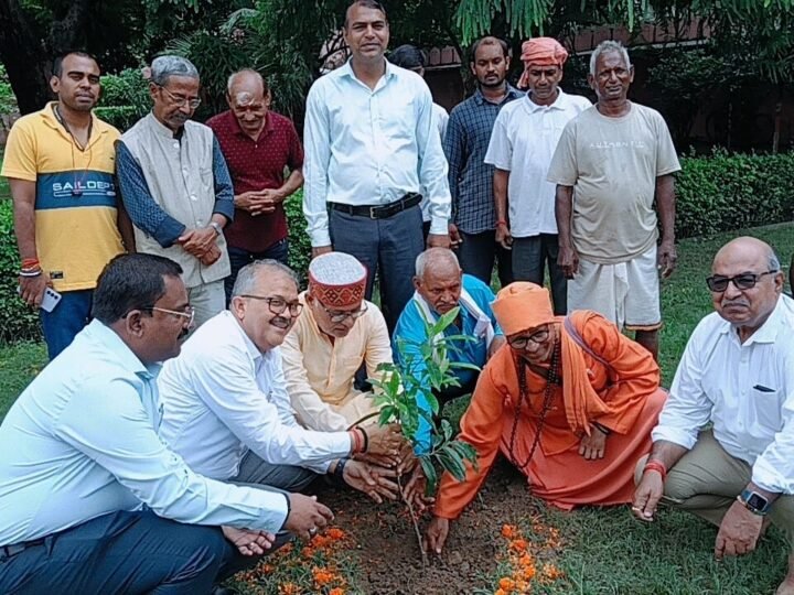 बीएचयू विश्वनाथ मंदिर प्रांगण में ‘एक पेड़ मां के नाम’ अभियान के तहत पौधरोपण