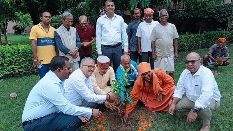 बीएचयू विश्वनाथ मंदिर प्रांगण में ‘एक पेड़ मां के नाम’ अभियान के तहत पौधरोपण
