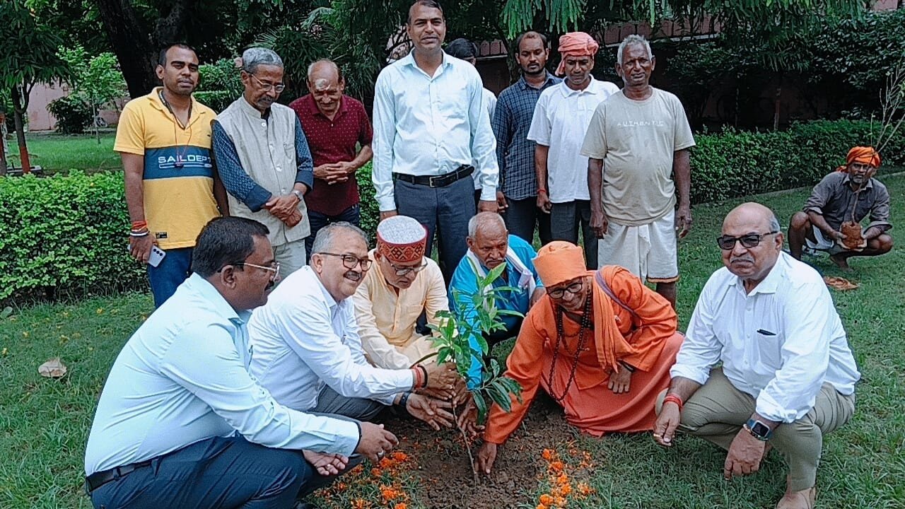 बीएचयू विश्वनाथ मंदिर प्रांगण में ‘एक पेड़ मां के नाम’ अभियान के तहत पौधरोपण
