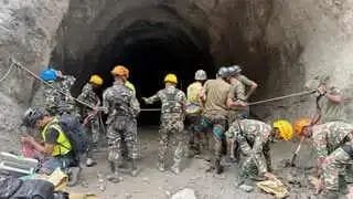 नौ दिन बाद सुरंग से जिंदा निकले दो कर्मचारी, मौत को मात देकर सुनाई खौफनाक दास्तान