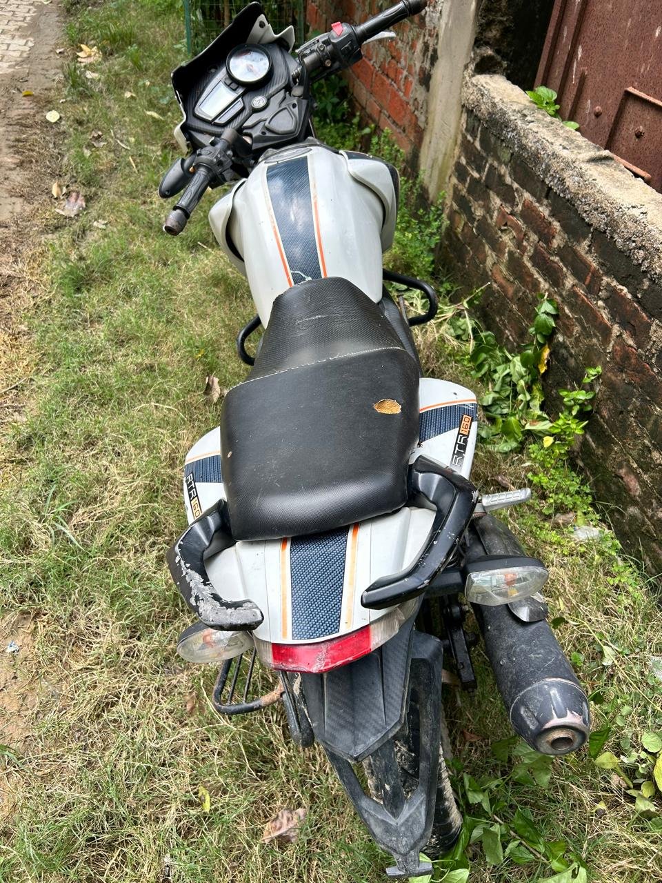 चार दिन से लावारिस खड़ी संदिग्ध बाइक
