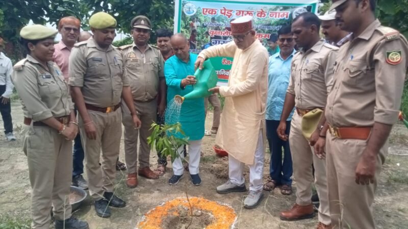 एक पेड़ गुरु के नाम अभियान के तहत पौधारोपण कर मनाया शिक्षक दिवस