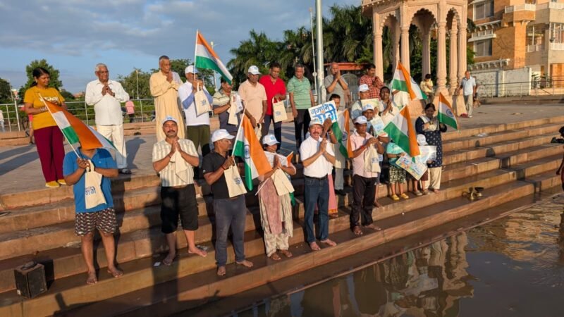 सामने घाट पर नमामि गंगे ने उतारी आरती, जलस्तर घटने की लगाई गुहार