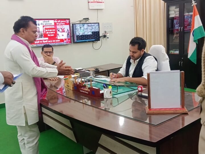 अधूरी और जर्जर सड़कों को लेकर सपा ने जिलाधिकारी को सौंपा ज्ञापन