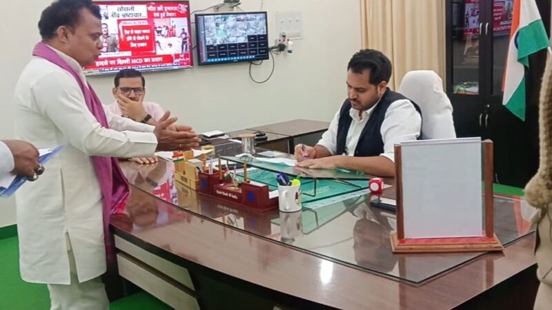 अधूरी और जर्जर सड़कों को लेकर सपा ने जिलाधिकारी को सौंपा ज्ञापन