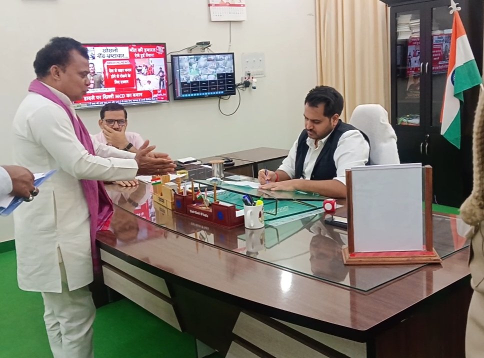 अधूरी और जर्जर सड़कों को लेकर सपा ने जिलाधिकारी को सौंपा ज्ञापन