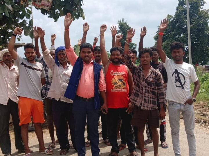 नेटवर्क समस्या से परेशान ग्रामीणों का प्रदर्शन, डीएम से समाधान की मांग