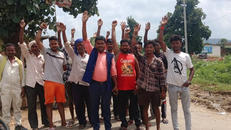 नेटवर्क समस्या से परेशान ग्रामीणों का प्रदर्शन, डीएम से समाधान की मांग