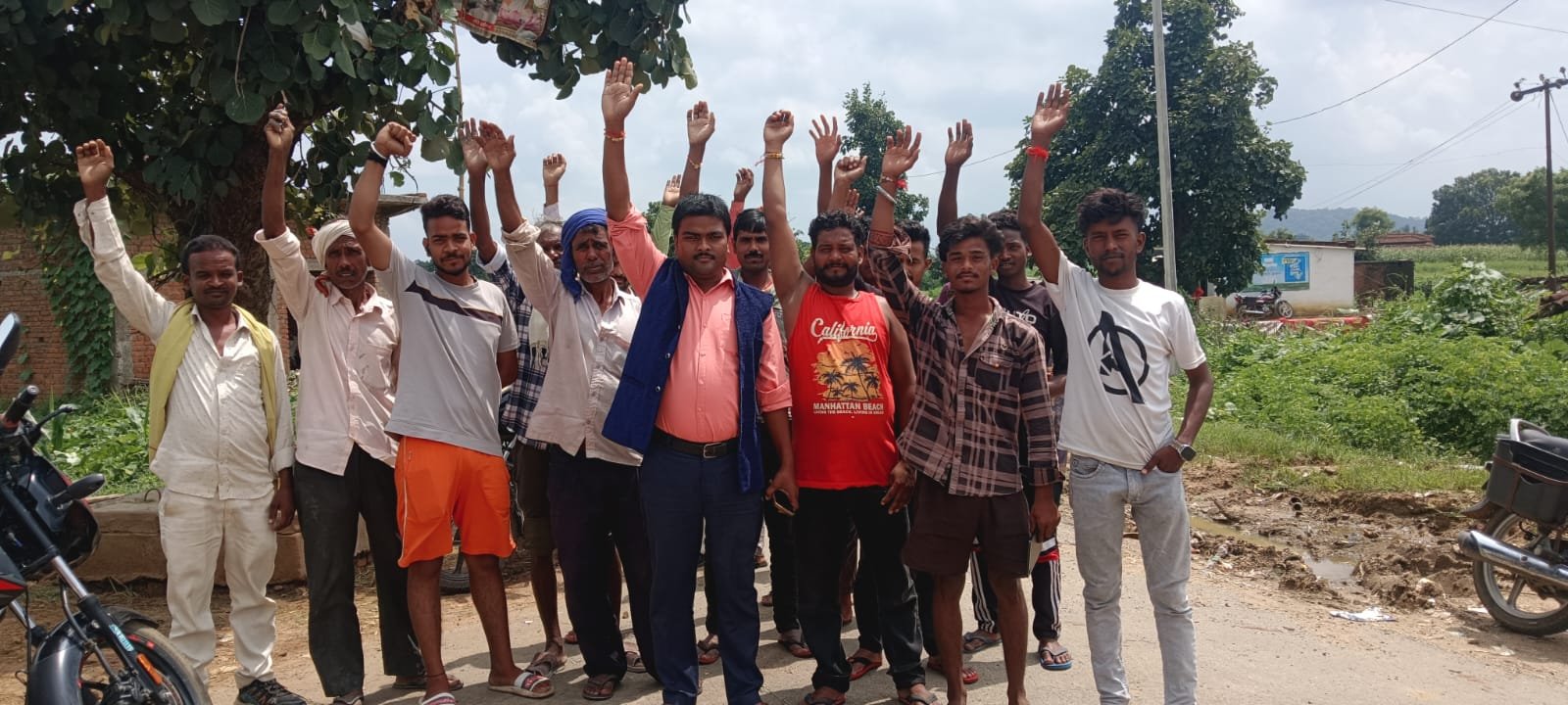 नेटवर्क समस्या से परेशान ग्रामीणों का प्रदर्शन, डीएम से समाधान की मांग