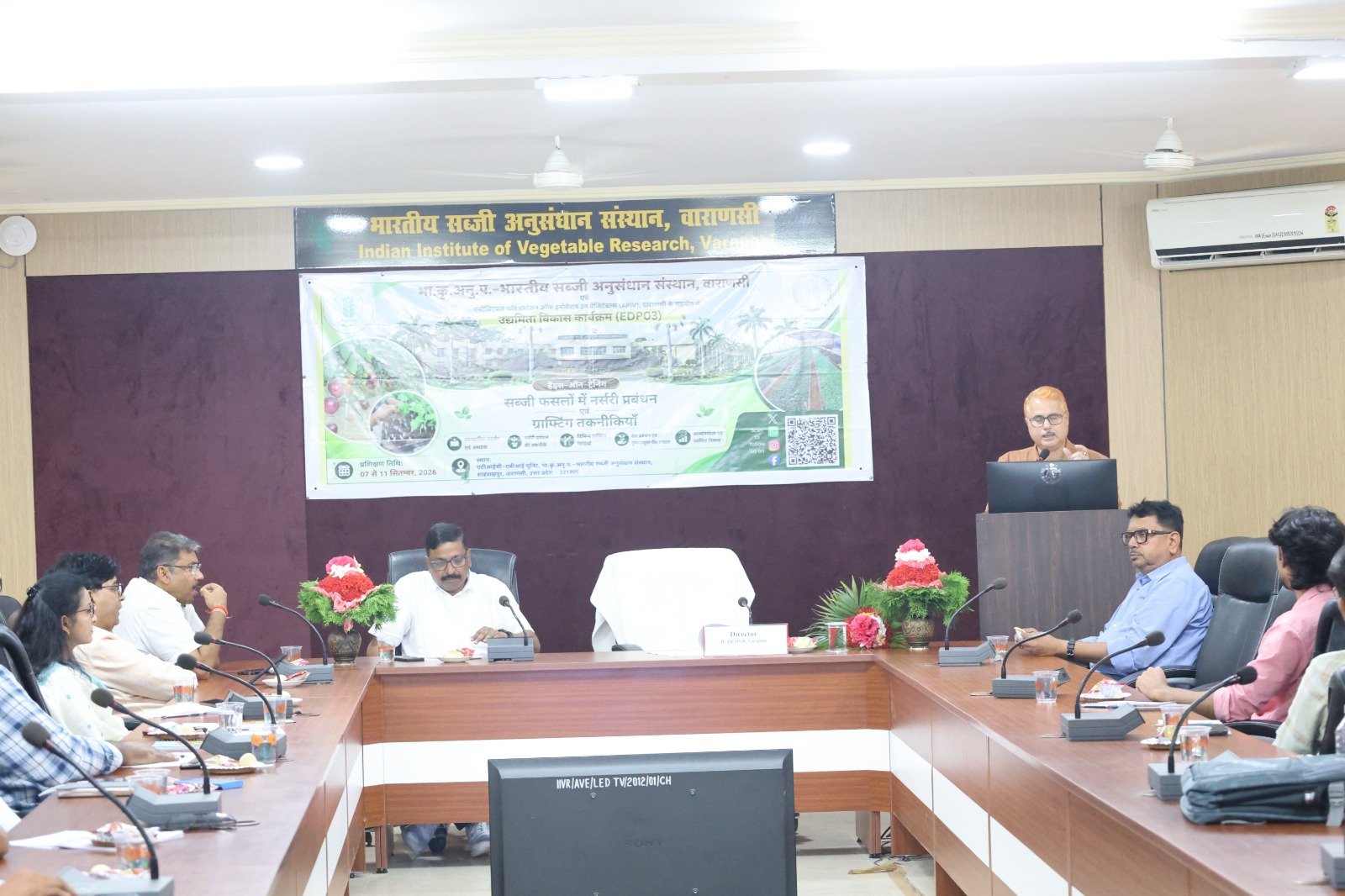 आईआईवीआर में सब्जी फसलों में ग्राफ्टिंग तकनीक का प्रशिक्षण शुरू