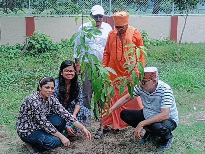 बीएचयू में गुरुजनों के सम्मान में पौधारोपण अभियान
