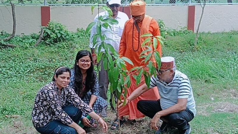 बीएचयू में गुरुजनों के सम्मान में पौधारोपण अभियान