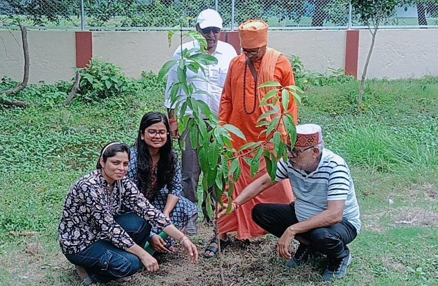 बीएचयू में गुरुजनों के सम्मान में पौधारोपण अभियान