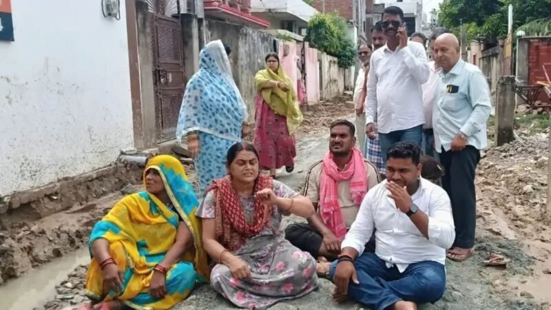 तीन दिन पहले बनी आरसीसी सड़क तोड़े जाने पर हंगामा