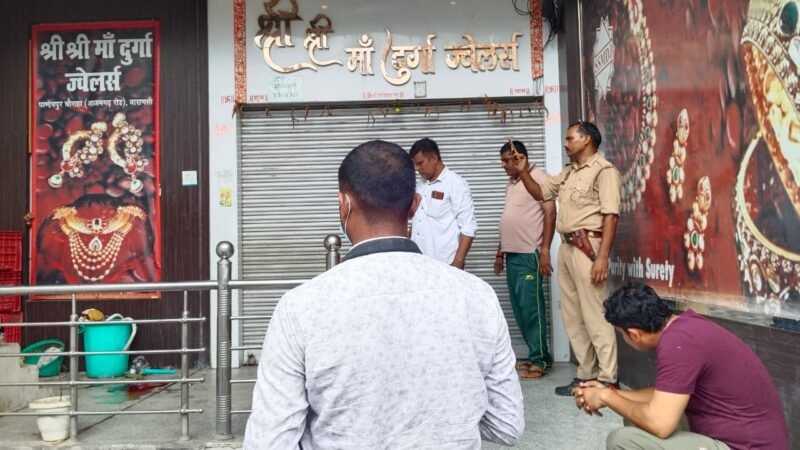 कपड़ा कारोबारी ने खुद को मारी गोली, गर्दन में फंसी