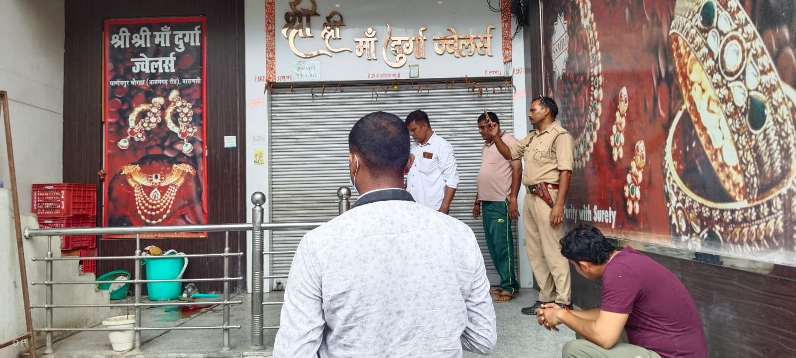 कपड़ा कारोबारी ने खुद को मारी गोली, गर्दन में फंसी