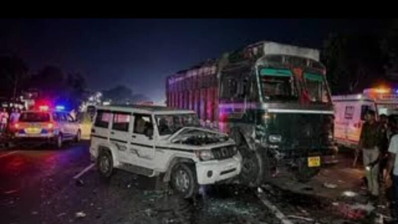 ट्रक-पिकअप की टक्कर में तीन बच्चों समेत आठ की मौत