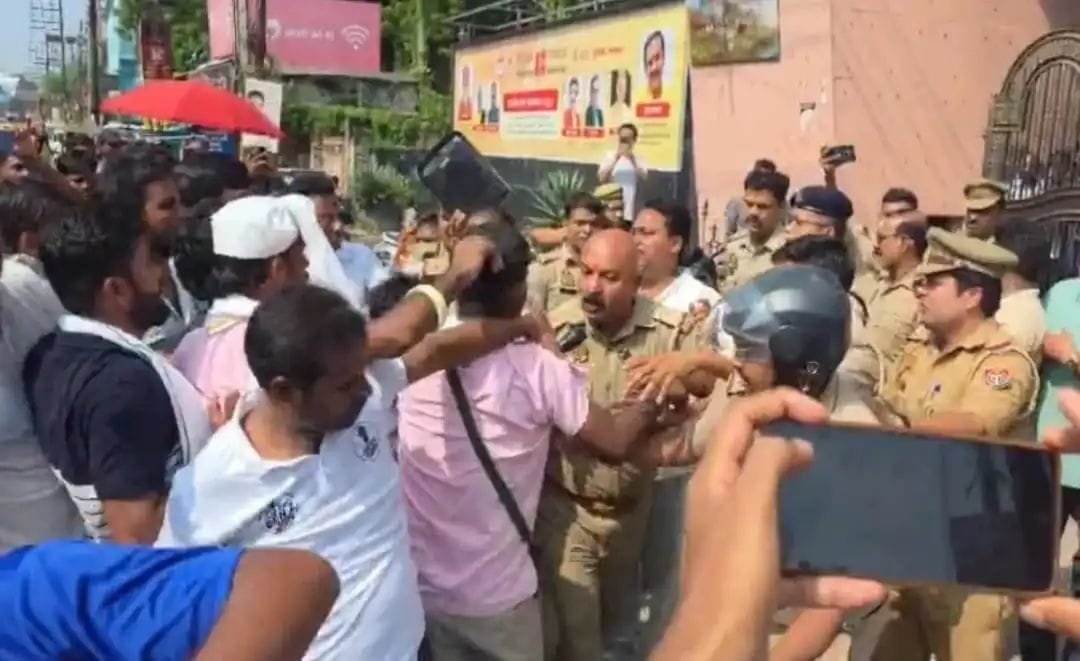 काशी विद्यापीठ गेट पर जेन-जी साइकिल यात्रा को लेकर हंगामा