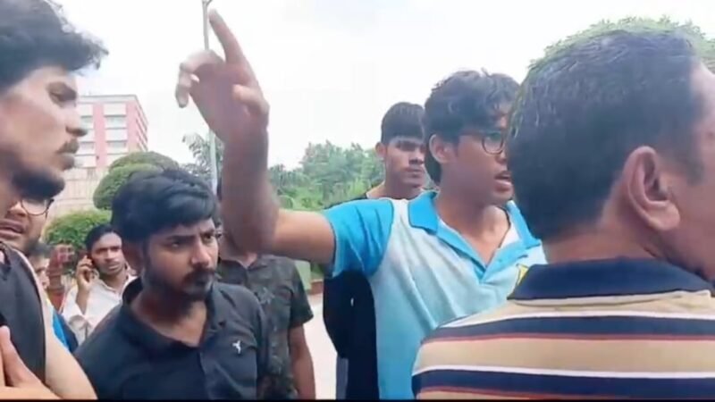 बीएचयू : छात्रों ने चिकित्साकर्मियों और सुरक्षाकर्मियों पर लगाया दुर्व्यवहार का आरोप