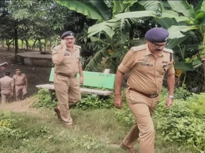 बलिया में तैनात सिपाही का गड्ढे में मिला शव, एसपी ने किया घटनास्थल का निरीक्षण