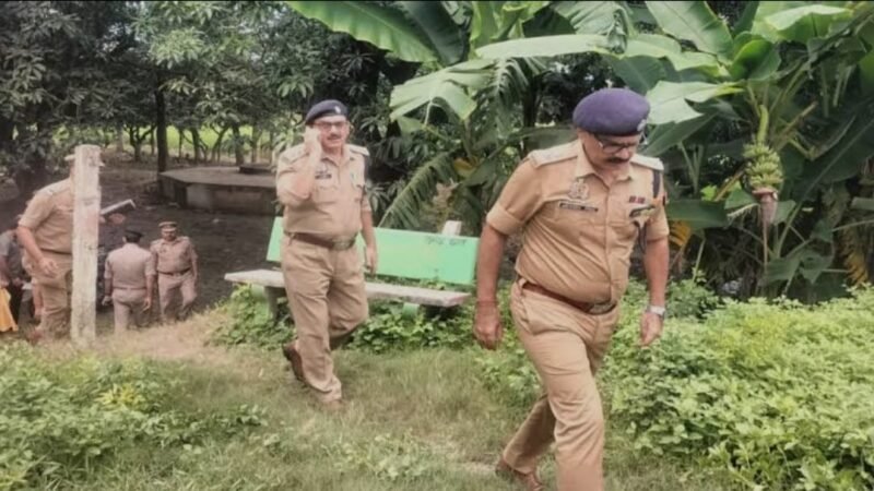बलिया में तैनात सिपाही का गड्ढे में मिला शव, एसपी ने किया घटनास्थल का निरीक्षण