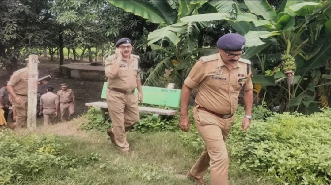 बलिया में तैनात सिपाही का गड्ढे में मिला शव, एसपी ने किया घटनास्थल का निरीक्षण