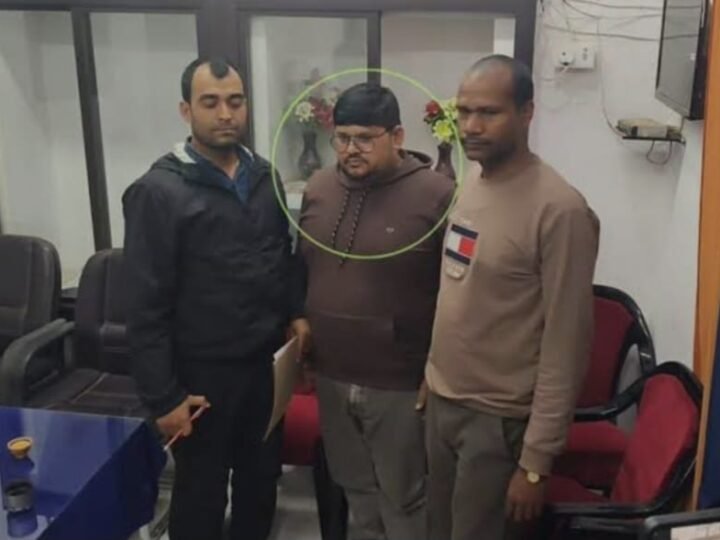चकबंदी लेखपाल पांच हजार रुपये घूस लेते रंगे हाथ गिरफ्तार