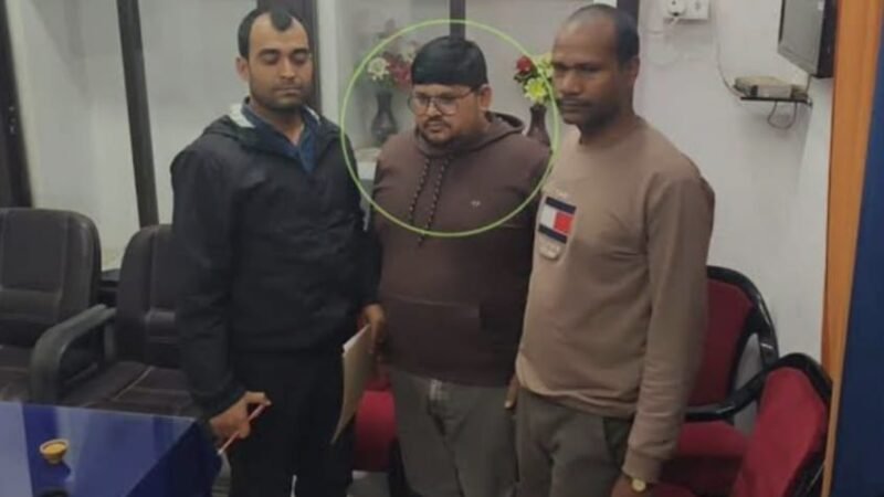 चकबंदी लेखपाल पांच हजार रुपये घूस लेते रंगे हाथ गिरफ्तार