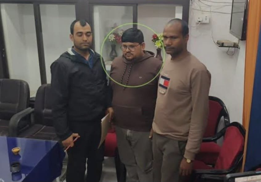 चकबंदी लेखपाल पांच हजार रुपये घूस लेते रंगे हाथ गिरफ्तार