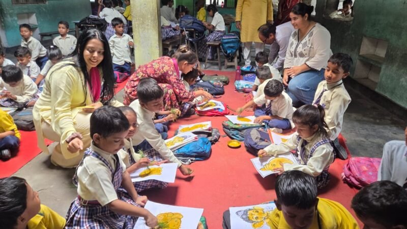हल्दी और दूब की कूची से बच्चों ने बनाई गणेश जी की अनोखी पेंटिंग
