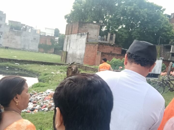 सफाई व्यवस्था में लापरवाही पर प्रभारी मंत्री सख्त, कर्मचारी का दो दिन का वेतन काटने के निर्देश