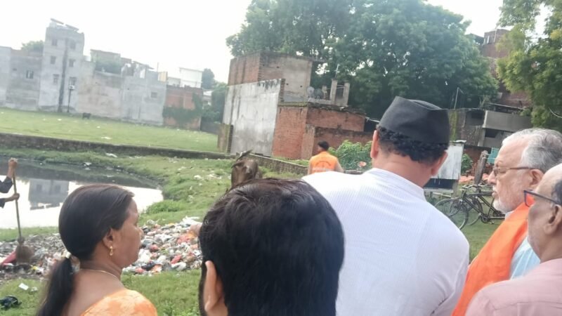 सफाई व्यवस्था में लापरवाही पर प्रभारी मंत्री सख्त, कर्मचारी का दो दिन का वेतन काटने के निर्देश