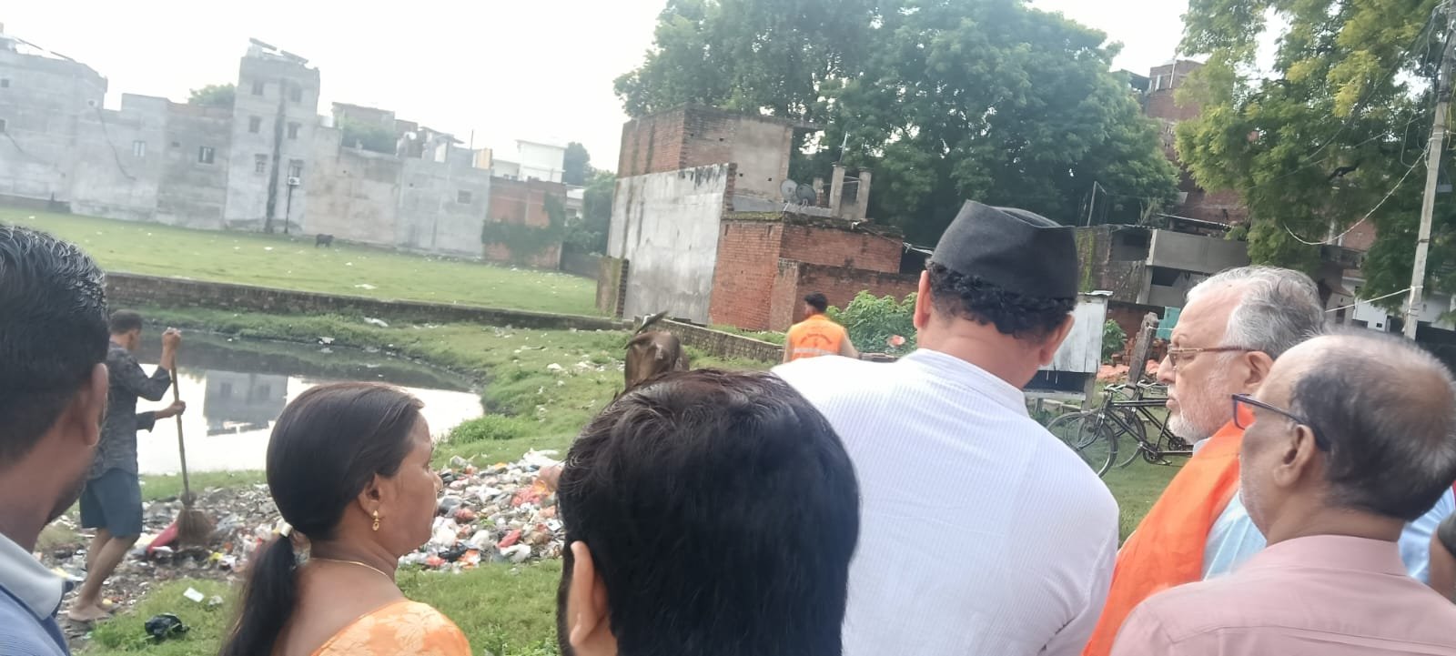 सफाई व्यवस्था में लापरवाही पर प्रभारी मंत्री सख्त, कर्मचारी का दो दिन का वेतन काटने के निर्देश