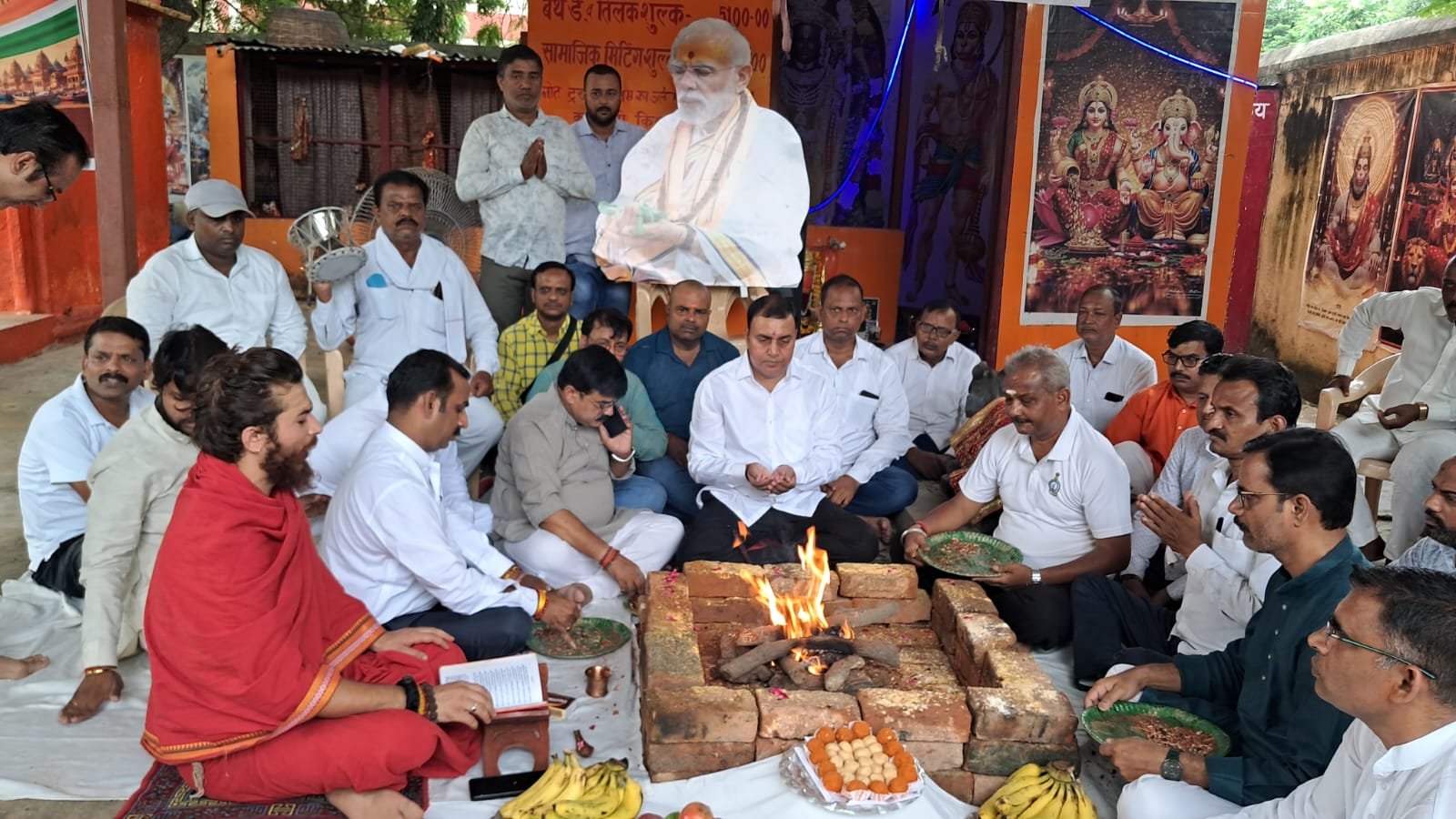 प्रधानमंत्री मोदी के दीर्घायु एवं देश की प्रगति के लिए किया हवन-पूजन
