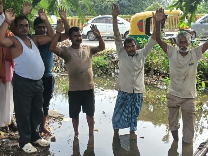 आरटीओ कार्यालय के सामने जलभराव से दुकानदार परेशान
